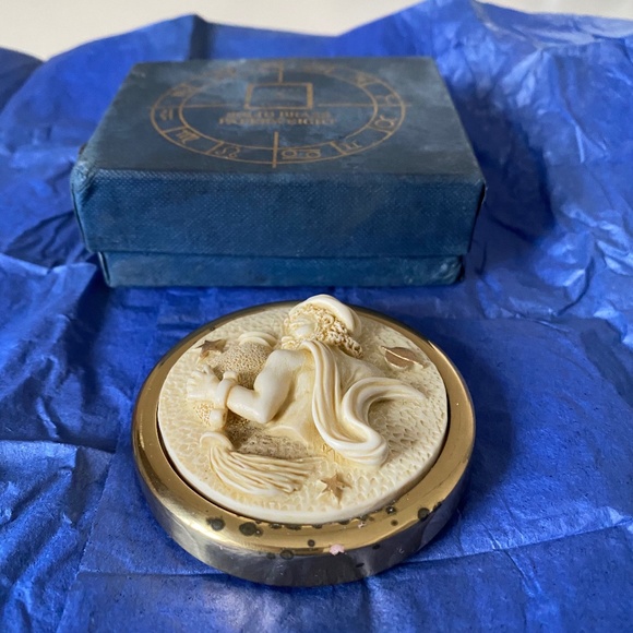 Stuart Houghton I AQUARIUS I Zodiac Paperweight - Picture 15 of 16